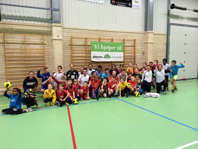 Bilde av deltakerne på Nordpolens fotball skole i Ballangen- Flerbrukshall den 11.01.2014